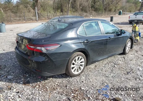 2021 Toyota Camry Le z USA, uszkodzony, nr VIN 4T1C11AK6MU593695